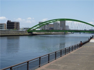 隅田川沿いのテラスから小台橋を望む
