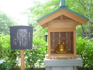 小豆沢神社境内にある「復興（幸福）カエル」