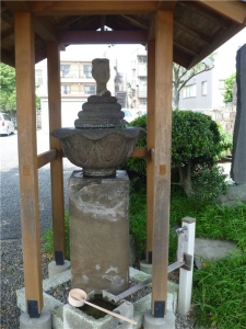 福寿院境内の宇賀神像