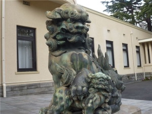 旧朝香宮邸（東京都庭園美術館）正面玄関の狛犬