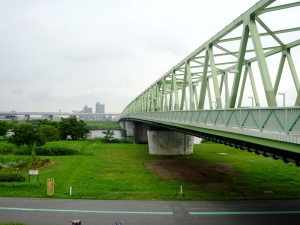 木根川橋を渡る