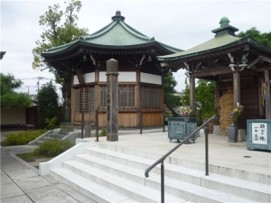 しばられ地蔵尊と聖徳太子堂

昭和55年に瓦葺の八角堂に建て替えられた。