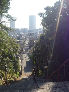 弘法寺の参道から市川駅方面を望む